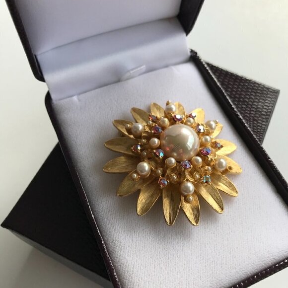 Starburst Floral Brooch/Pin Pearls/Rhinestone Gold finish costume Vintage 2" - Picture 12 of 16